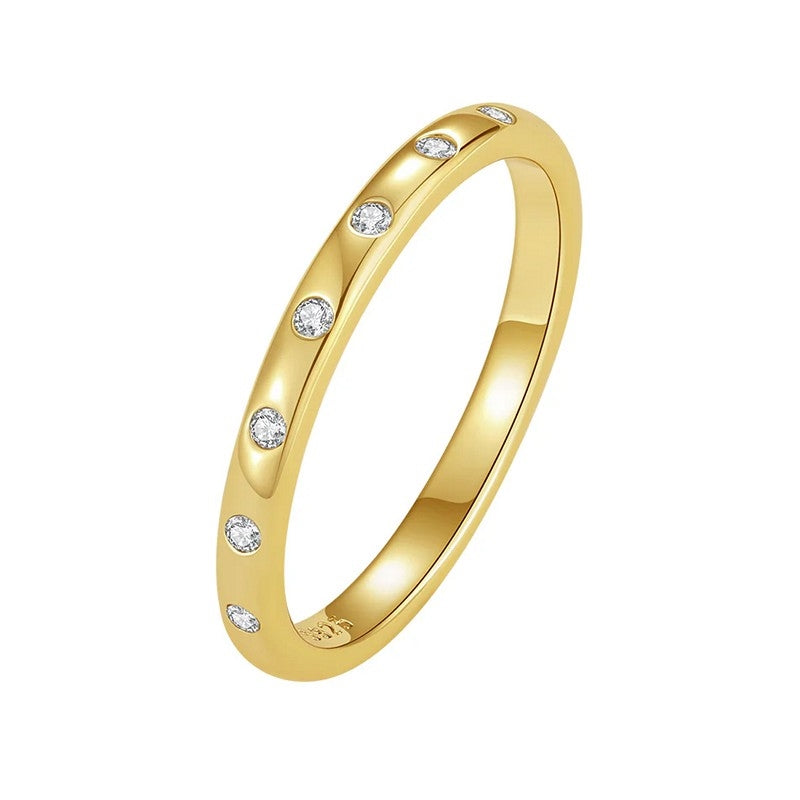MerlePerle Filippa ring i forgyldt sterlingsølv med indlagte zirkonia sten.